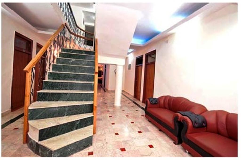 Отель Ranikhet Grand Экстерьер фото