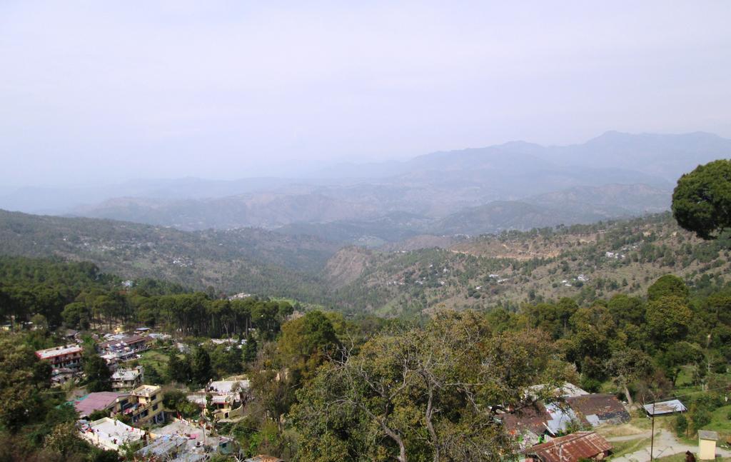 Отель Ranikhet Grand Экстерьер фото