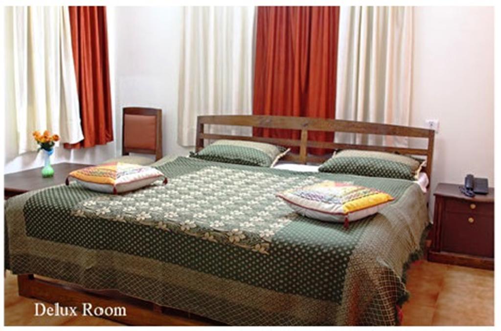 Отель Ranikhet Grand Экстерьер фото